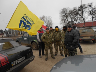 "Будемо стояти тут, поки нас не почують чиновники": на Буковині активісти уже добу блокують в’їзд російських фур