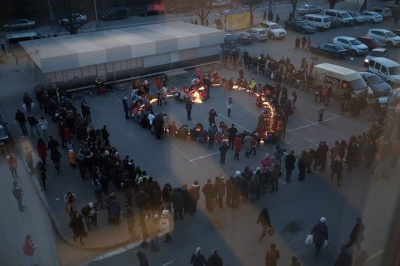 У Чернівцях до Дня Валентина запалили серце із 5 тисяч свічок (ФОТО)