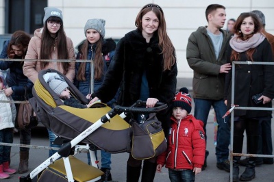 У Чернівцях до Дня Валентина запалили серце із 5 тисяч свічок (ФОТО)