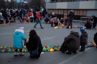 У Чернівцях до Дня Валентина запалили серце із 5 тисяч свічок (ФОТО)
