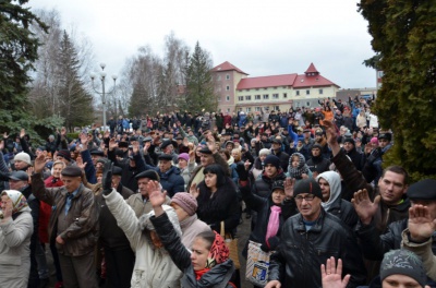 В Атаках другу добу триває перекриття траси - місцеві жителі просять активістів припинити протест