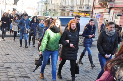 У Чернівцях студенти БДФЕУ принесли труну на Центральну площу міста (ФОТО)
