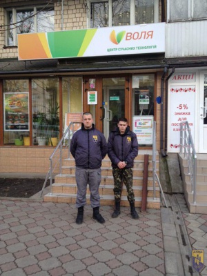 У Чернівцях активісти "Азову" вимагають у місцевих провайдерів припинити трансляцію телеканалу "Інтер"