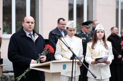 У військово-спортивному ліцеї Чернівців відкрили меморіальну дошку героя Небесної сотні Щербанюка (ФОТО)