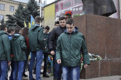 У Чернівцях урочисто поклали квіти до пам'ятника Тарасові Шевченку (ФОТО)