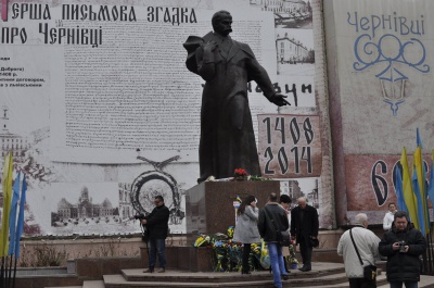 У Чернівцях урочисто поклали квіти до пам'ятника Тарасові Шевченку (ФОТО)