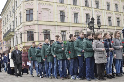 У Чернівцях урочисто поклали квіти до пам'ятника Тарасові Шевченку (ФОТО)