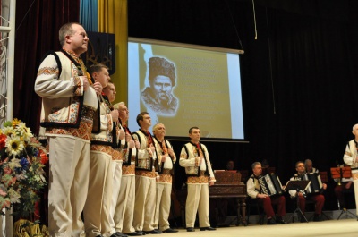 У Чернівцях урочисто поклали квіти до пам'ятника Тарасові Шевченку (ФОТО)