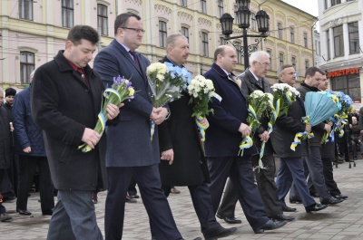 У Чернівцях урочисто поклали квіти до пам'ятника Тарасові Шевченку (ФОТО)