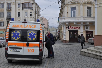 Під час концерту в Чернівцях жінку поранила мобілка, що впала з третього поверху (ФОТО)