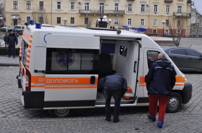 Під час концерту в Чернівцях жінку поранила мобілка, що впала з третього поверху (ФОТО)