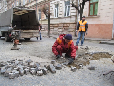 У Чернівцях розпочали ремонтувати бруківку (ФОТО)