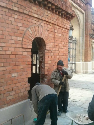 У Чернівцях через встановлення терміналу пошкодили стіну пам’ятки ЮНЕСКО (ФОТО)