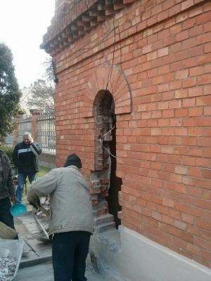 У Чернівцях через встановлення терміналу пошкодили стіну пам’ятки ЮНЕСКО (ФОТО)