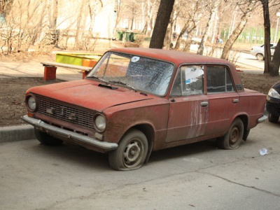 Щоб "списати" старе авто достатньо лише написати заяву і здати номери