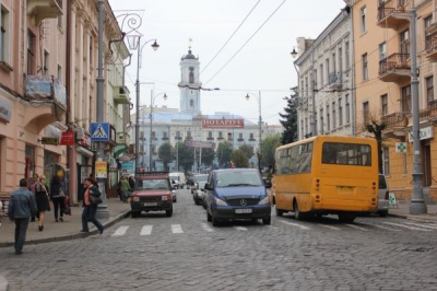 Заміна бруківки на асфальт і продаж будівлі СБУ: найбільш дивні петиції на сайті Чернівецької міськради