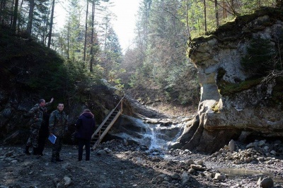 Водоспад на Буковині значно зменшився після вивезення через нього лісу (ФОТО)