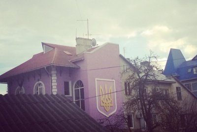 У Чернівцях знайшли будинок з гігантським тризубом на фасаді (ФОТО)