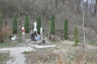 По цілющу воду на Буковину їдуть і туристи, й паломники (ФОТО)