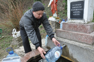 По цілющу воду на Буковину їдуть і туристи, й паломники (ФОТО)