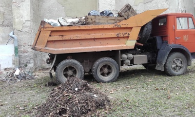 Вчителі прибрали подвір’я костелу Пречистого Серця Ісуса у Чернівцях (ФОТО)