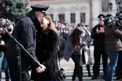 Поліцейський зробив пропозицію своїй коханій під час присяги в Чернівцях