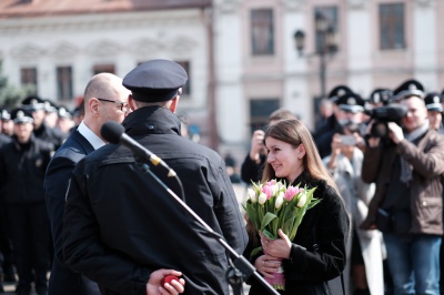 Поліцейський зробив пропозицію своїй коханій під час присяги в Чернівцях