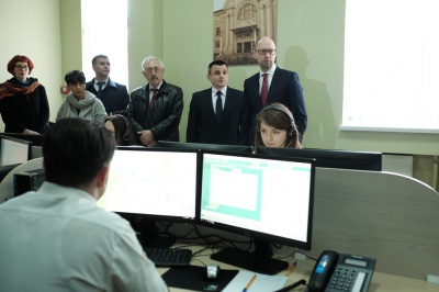 "Покажіть мені Тралку", - Яценюк оглянув call-центр поліції Чернівців (ВІДЕО)