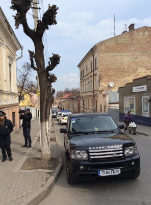 У Чернівцях полісмени склали протокол на журналіста за номерні знаки "ЯЦН ПДР" на його авто