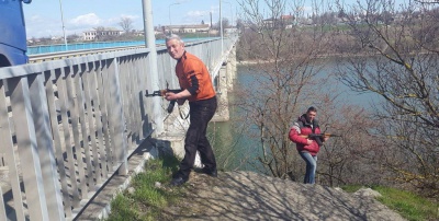 Біля мосту в Атаках люди зі зброєю збудували блокпост (ФОТО)