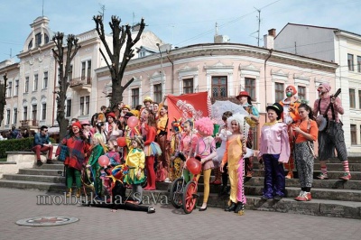 На перше квітня Чернівцями пройшли клоуни (ФОТО)