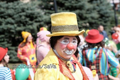 На перше квітня Чернівцями пройшли клоуни (ФОТО)