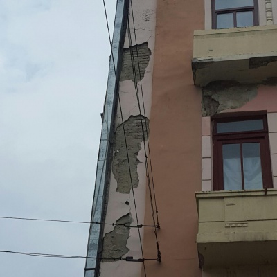 У центрі Чернівців з будинку відвалився шмат штукатурки (ФОТО)