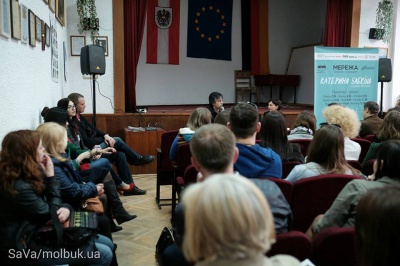 Катерина Бабкіна презентувала у Чернівцях книжку про щасливих голих людей (ФОТО)