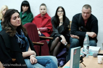 Катерина Бабкіна презентувала у Чернівцях книжку про щасливих голих людей (ФОТО)