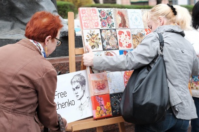 Художниці з Чернівців присвятили свої картини Надії Савченко (ФОТО)
