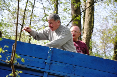 У Чернівцях нардеп Бурбак з чиновниками прибрали парк і відвантажили дрова учаснику АТО (ФОТО)