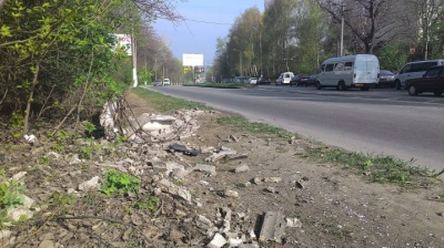 У Чернівцях автомобіль патрульної поліції зніс електроопору неподалік Калинівського ринку (ФОТО)