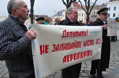 Під міськрадою Чернівців відбуваються відразу два пікети (ФОТО)