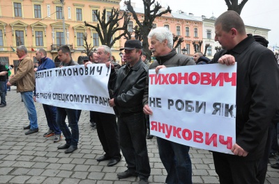 Під міськрадою Чернівців відбуваються відразу два пікети (ФОТО)