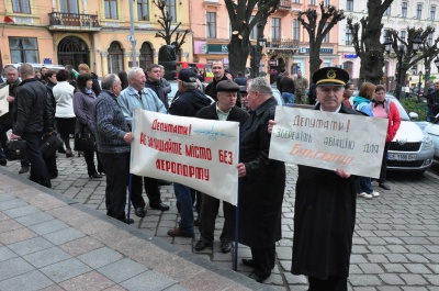 Під міськрадою Чернівців відбуваються відразу два пікети (ФОТО)