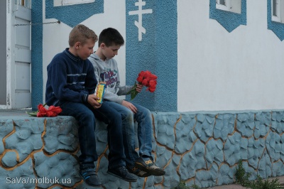 Тіло росіянина, який загинув за Україну, на Буковині зустріли живим ланцюгом з квітами (ФОТО)