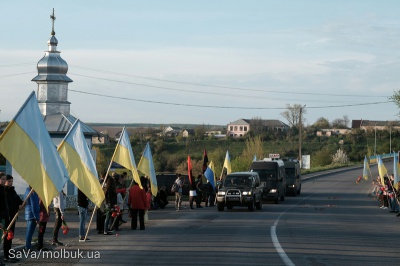 Тіло росіянина, який загинув за Україну, на Буковині зустріли живим ланцюгом з квітами (ФОТО)