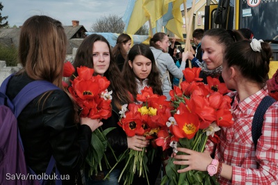 Тіло росіянина, який загинув за Україну, на Буковині зустріли живим ланцюгом з квітами (ФОТО)