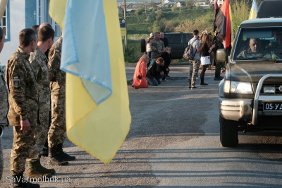 Тіло росіянина, який загинув за Україну, на Буковині зустріли живим ланцюгом з квітами (ФОТО)