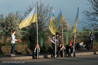 Тіло росіянина, який загинув за Україну, на Буковині зустріли живим ланцюгом з квітами (ФОТО)