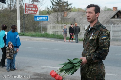 Тіло росіянина, який загинув за Україну, на Буковині зустріли живим ланцюгом з квітами (ФОТО)