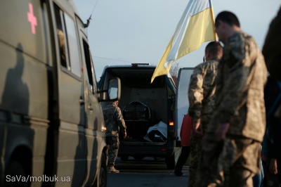 Тіло росіянина, який загинув за Україну, на Буковині зустріли живим ланцюгом з квітами (ФОТО)