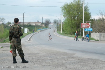 Тіло росіянина, який загинув за Україну, на Буковині зустріли живим ланцюгом з квітами (ФОТО)