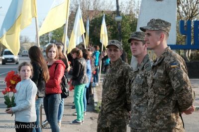 Тіло росіянина, який загинув за Україну, на Буковині зустріли живим ланцюгом з квітами (ФОТО)